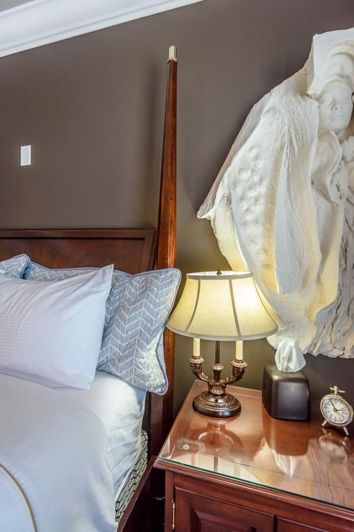 Brookside Inn Boutique Hotel 애버츠퍼드 외부 사진